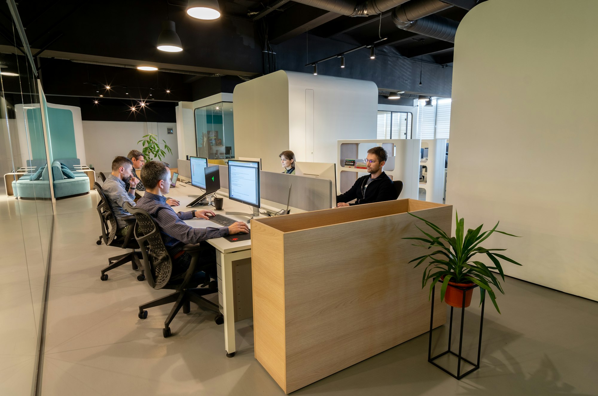 Team al lavoro in un ufficio moderno